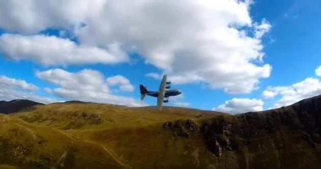 Πλάνα που κόβουν την ανάσα από παρέλαση αεροσκαφών… μεγαθηρίων της RAF (βίντεο)